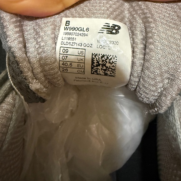 New Balance Women's Gray and White Sneakers - Picture 5 of 7